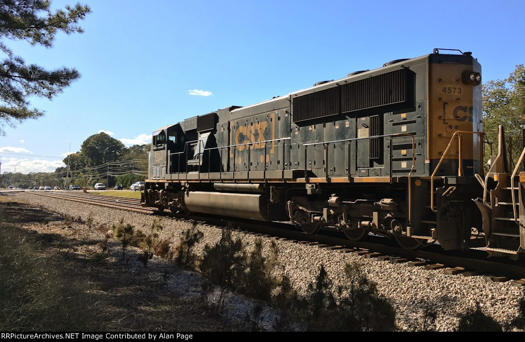 CSX SD70 AC 4573 waits for green